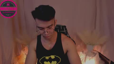 Snapshot of 000batman000 chatting on 12-11-24, 01:17 Bruce online show from 12-11-24, 01:17