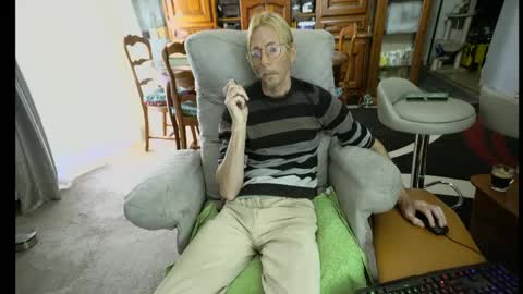 Snapshot of 00jeff31 chatting on 05-10-26, 06:51 jeff online show from 05-10-26, 06:51