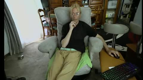 Snapshot of 00jeff31 chatting on 05-14-26, 08:10 jeff online show from 05-14-26, 08:10