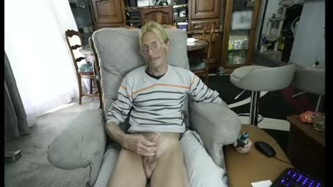 Snapshot of 00jeff31 chatting on 05-17-26, 01:18 jeff online show from 05-17-26, 01:18