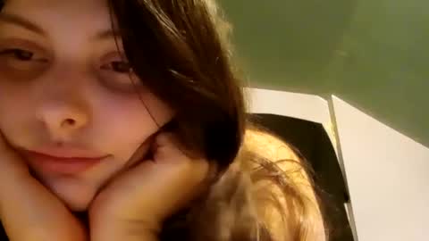 Snapshot of 18andinoccent chatting on 09-26-25, 05:33 18andInoccent online show from 09-26-25, 05:33