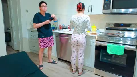 Snapshot of 18not20 chatting on 02-04-26, 02:06 Tong Ralph online show from 02-04-26, 02:06