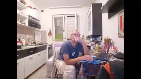 Snapshot of 1973man chatting on 06-08-26, 10:32 1973man online show from 06-08-26, 10:32