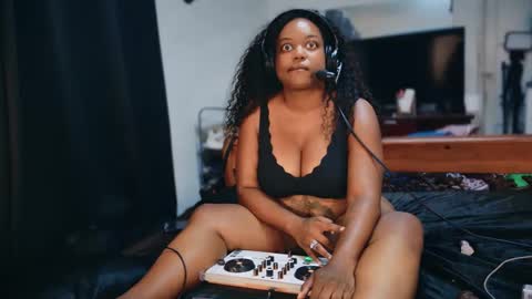 Snapshot of 1lookurhooked chatting on 09-14-25, 02:33 Lillycakes online show from 09-14-25, 02:33