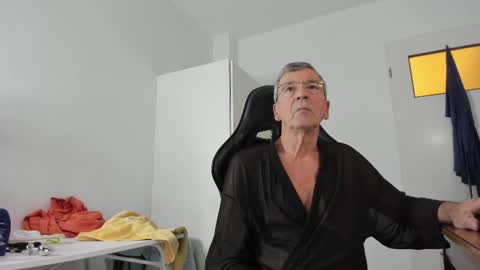 Henk online show from 11-16-25, 04:34