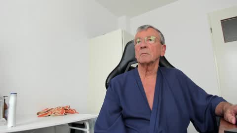 Snapshot of 200gentleman chatting on 05-03-26, 12:22 Henk online show from 05-03-26, 12:22