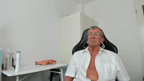 Snapshot of 200gentleman chatting on 05-04-26, 01:18 Henk online show from 05-04-26, 01:18