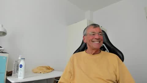 Snapshot of 200gentleman chatting on 05-13-26, 12:35 Henk online show from 05-13-26, 12:35