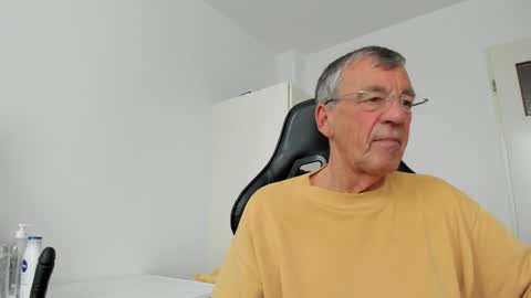 Snapshot of 200gentleman chatting on 05-20-26, 12:33 Henk online show from 05-20-26, 12:33