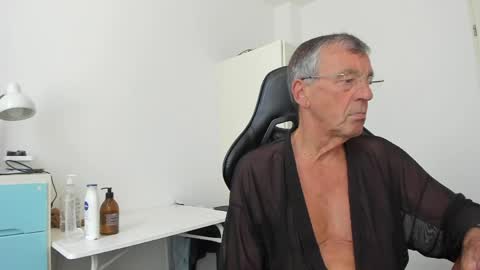Snapshot of 200gentleman chatting on 05-31-26, 10:33 Henk online show from 05-31-26, 10:33