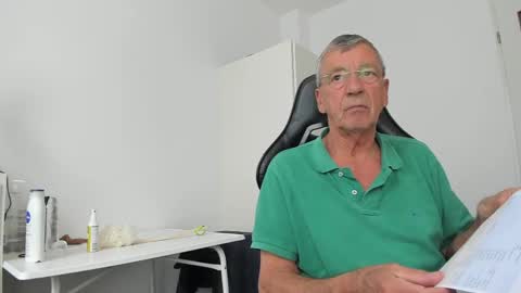 Snapshot of 200gentleman chatting on 06-03-26, 12:30 Henk online show from 06-03-26, 12:30