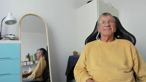 Snapshot of 200gentleman chatting on 06-07-26, 04:00 Henk online show from 06-07-26, 04:00