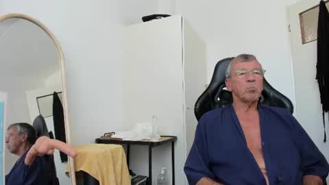 Snapshot of 200gentleman chatting on 07-12-26, 02:08 Henk online show from 07-12-26, 02:08
