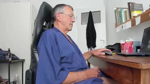 Snapshot of 200gentleman chatting on 07-20-26, 09:56 Henk online show from 07-20-26, 09:56