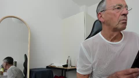 Snapshot of 200gentleman chatting on 07-27-26, 12:45 Henk online show from 07-27-26, 12:45