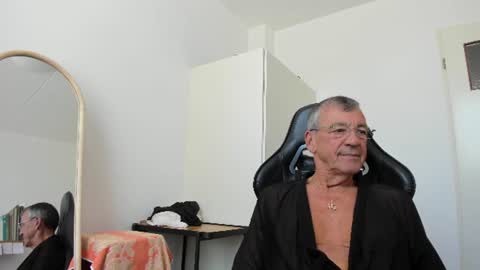 Snapshot of 200gentleman chatting on 08-09-26, 11:04 Henk online show from 08-09-26, 11:04