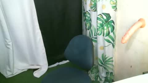 Snapshot of 2mella_reload chatting on 09-21-25, 03:30 MEL online show from 09-21-25, 03:30