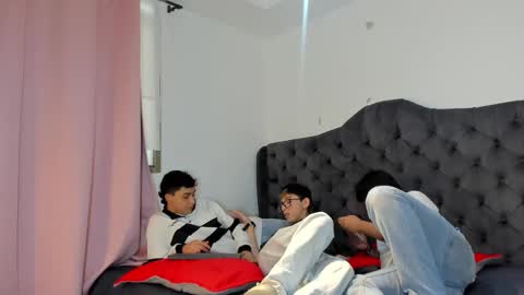 Snapshot of 3guy3 chatting on 11-20-25, 08:19 Guy 1 Guy 2 Guy 3. online show from 11-20-25, 08:19