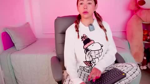 independent model online show from 12-04-25, 08:23