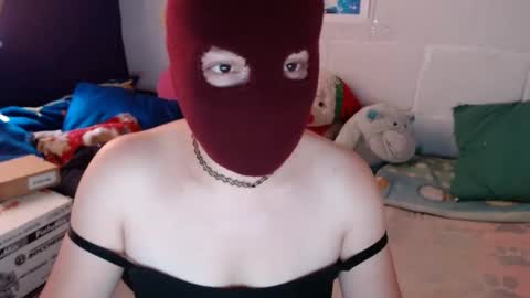 Snapshot of 666maskgirl chatting on 12-24-24, 05:23 SHANNON online show from 12-24-24, 05:23