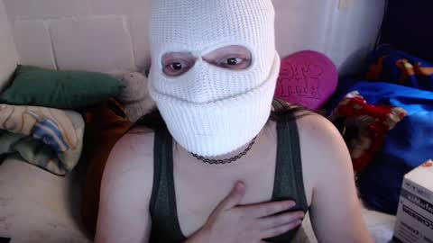 Snapshot of 666maskgirl chatting on 01-10-25, 05:34 SHANNON online show from 01-10-25, 05:34