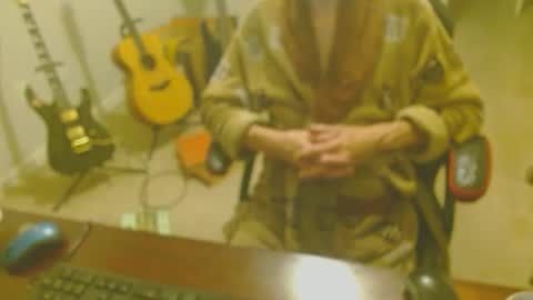 Snapshot of 6stringer62 chatting on 12-21-25, 07:15 6stringer62 online show from 12-21-25, 07:15