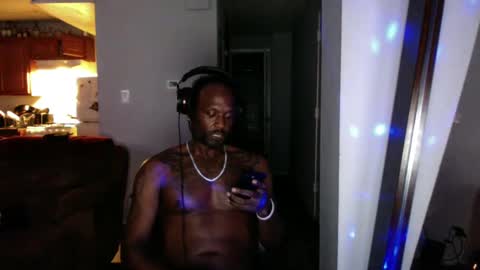 Snapshot of 8double1trouble6 chatting on 10-11-25, 05:17 NoFaceNoCase online show from 10-11-25, 05:17