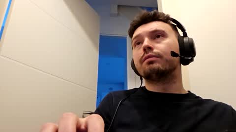 8inchdude93 online show from 11-12-25, 10:37