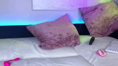 Snapshot of _a_n_n_y_ chatting on 02-18-25, 12:17 Willow online show from 02-18-25, 12:17