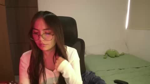 Snapshot of _abbyyyy_ chatting on 05-19-26, 04:35 abby 3 online show from 05-19-26, 04:35