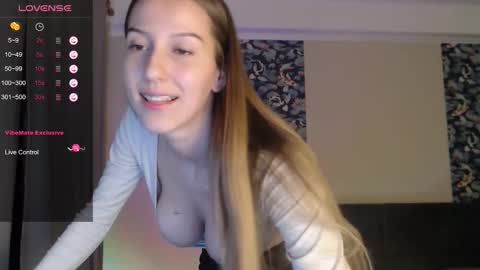 Snapshot of _annymars_ chatting on 11-16-25, 04:23 Anny online show from 11-16-25, 04:23