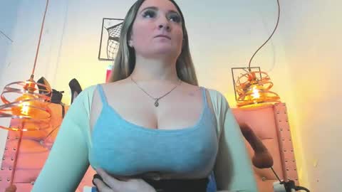 Snapshot of _antonella_11 chatting on 05-25-26, 10:38 _antonella_11 online show from 05-25-26, 10:38