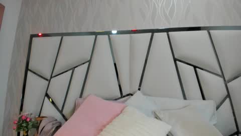 Snapshot of _aurora18 chatting on 10-22-25, 03:07 Aura online show from 10-22-25, 03:07