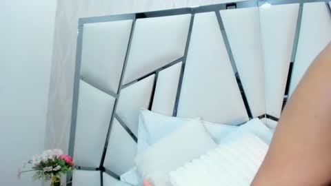 Snapshot of _aurora18 chatting on 10-31-25, 02:45 Aura online show from 10-31-25, 02:45