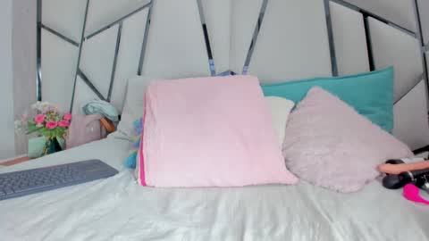 Snapshot of _aurora18 chatting on 11-13-25, 03:16 Aura online show from 11-13-25, 03:16