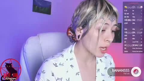 Snapshot of _baterchatur chatting on 11-04-25, 01:05 Lunita online show from 11-04-25, 01:05