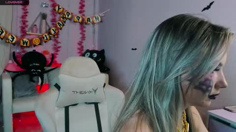 Snapshot of _bellaclark chatting on 10-31-25, 08:43 Bella online show from 10-31-25, 08:43