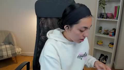 Snapshot of _bellaevans_ chatting on 06-11-26, 04:32 Bella Evans online show from 06-11-26, 04:32