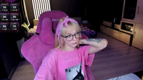 Snapshot of _black_fox__ chatting on 05-20-26, 11:22 Olivia Subscribe to my Fansly - online show from 05-20-26, 11:22