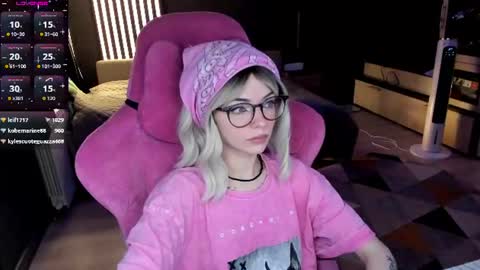Snapshot of _black_fox__ chatting on 06-15-26, 10:45 Olivia Subscribe to my Fansly - online show from 06-15-26, 10:45