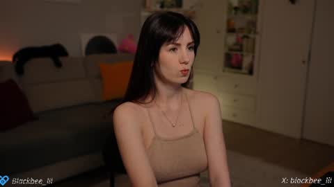 Snapshot of _blackbee_ chatting on 06-20-26, 05:27 Lili online show from 06-20-26, 05:27