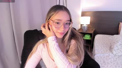 Snapshot of _bleuelune chatting on 05-05-26, 03:36 Mary online show from 05-05-26, 03:36