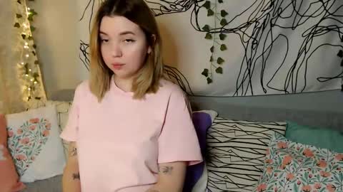 Snapshot of _blonde_barbie_ chatting on 10-16-25, 01:23 Elizabeth online show from 10-16-25, 01:23