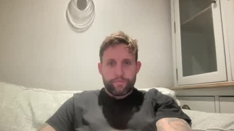 Snapshot of _british_hung_ chatting on 10-21-25, 04:41 UK BigThick Cock online show from 10-21-25, 04:41