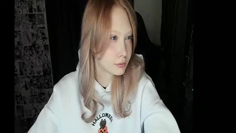 Snapshot of _caramel_milk_ chatting on 01-21-25, 02:33 Merlizz online show from 01-21-25, 02:33