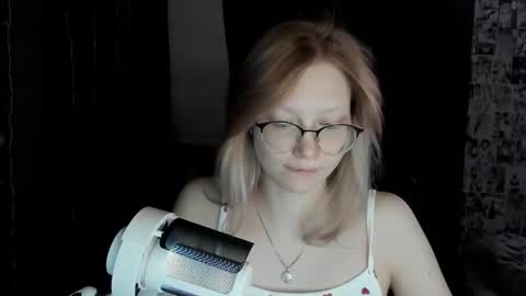 Snapshot of _caramel_milk_ chatting on 02-15-25, 03:31 Merlizz online show from 02-15-25, 03:31