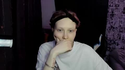 Snapshot of _caramel_milk_ chatting on 02-16-25, 04:42 Merlizz online show from 02-16-25, 04:42
