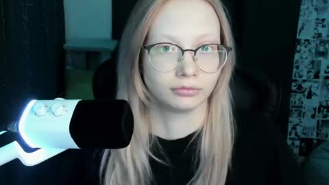 Snapshot of _caramel_milk_ chatting on 03-10-25, 01:56 Merlizz online show from 03-10-25, 01:56