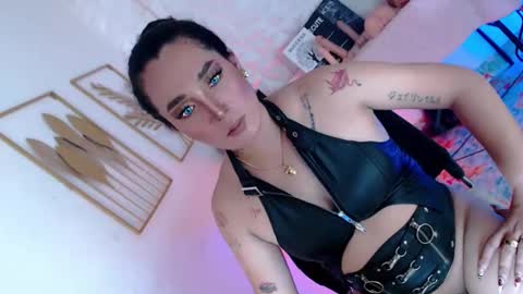 Snapshot of _caroline69 chatting on 12-23-25, 07:39 Caroline online show from 12-23-25, 07:39