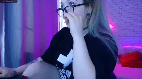 Snapshot of _crazybee_ chatting on 10-25-25, 05:37 Nica online show from 10-25-25, 05:37